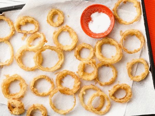 Photo Onion rings in cornmeal