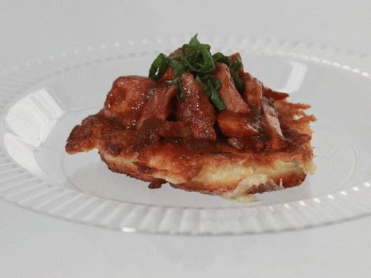 Photo Onion pancakes with chicken in a tandoori barbecue sauce