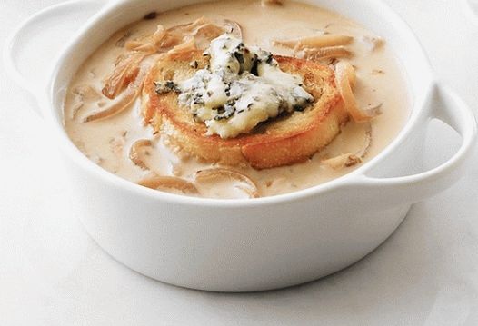 Photo Onion cream soup with caramelized onions