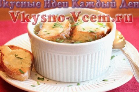 onion soup with croutons and cheese