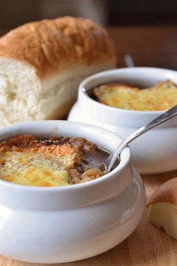 Photo Onion soup with cheese croutons in pots in Irish
