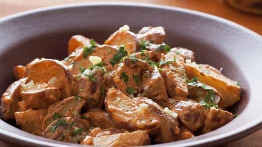 Photo Light salad of young potatoes with smoked paprika