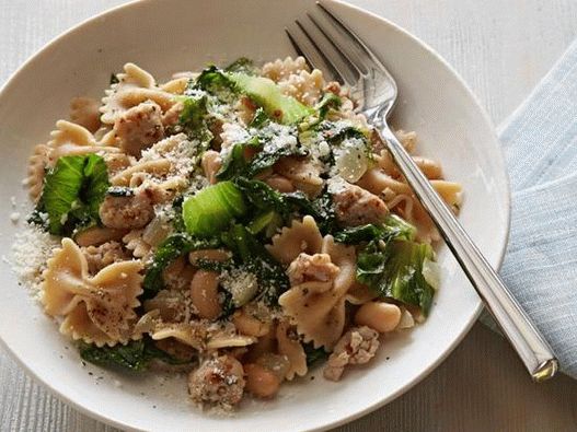 Photo Pasta bows with minced meat and beans