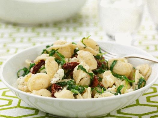Photo of Pasta shells with sun-dried tomatoes, goat cheese and green salad