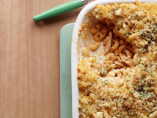 Photo of pasta with chicken and cheese with sauce