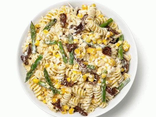 Salad of pasta, asparagus, corn and dried tomatoes