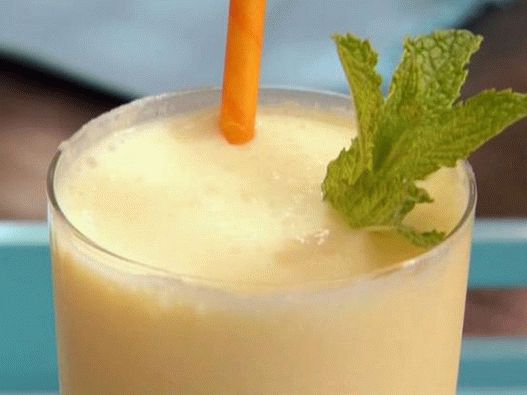 Photo Mango-yogurt smoothie with white rum