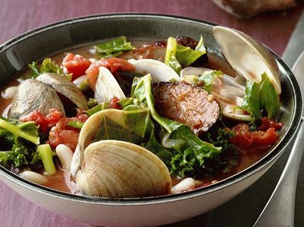 Photo Manhattan clam chowder with kale cabbage