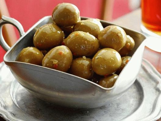 Photo pickled olives in citrus marinade