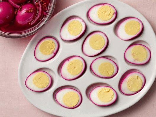 Photo pickled eggs in beetroot juice