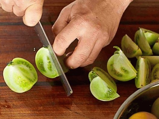 Cut green tomatoes for canning