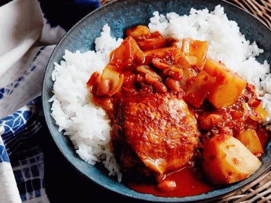 Photo Massaman curry with chicken and potatoes