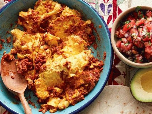 Photo Mexican scrambled eggs with sausage - Wewos con choriso