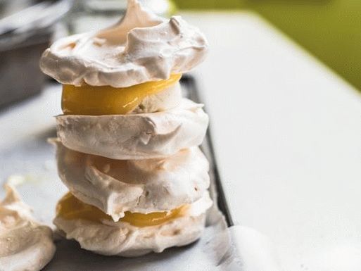 Photo of Meringue with lemon sorbet