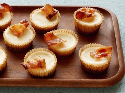 Photo of Mini Cheesecakes with Glazed Bacon