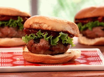 Photo Mini-hamburgers with tomato jam and grilled turkey