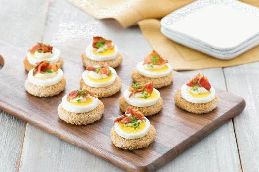 Photo of Mini-crostini with egg and bacon