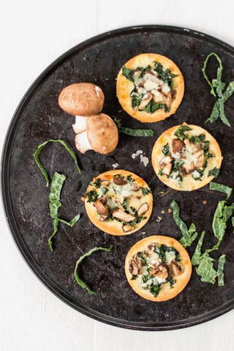 Photo Mini pizza with mushrooms and kale cabbage