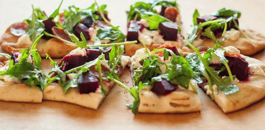 Photo Mini pizza with beets and cheese