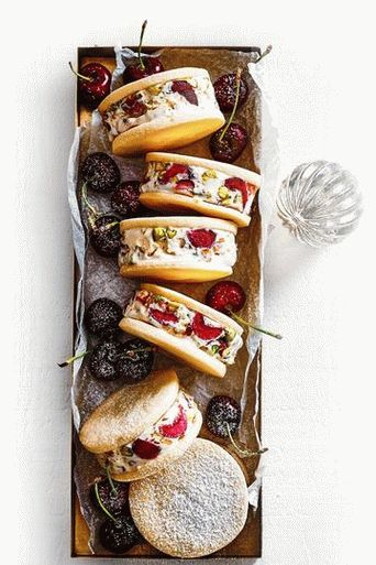 Photo Mini sandwiches with ice cream and cookies