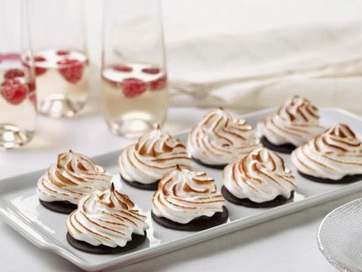 Dish Photography - Tiny Meringue Cakes