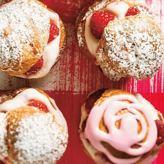 Photo Miniature profiteroles with raspberry cream