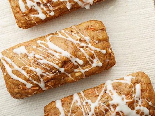 Photo Carrot mini-muffins in cream cheese glaze