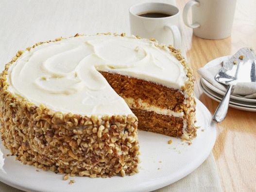 Photo Carrot cake with ginger-curd cream and walnuts