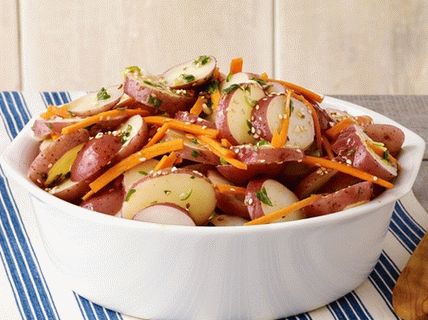Photo Carrot - potato salad with sesame seeds