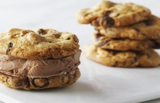 Photo Ice Cream Sandwich: summer dessert made from cookies and soft ice cream