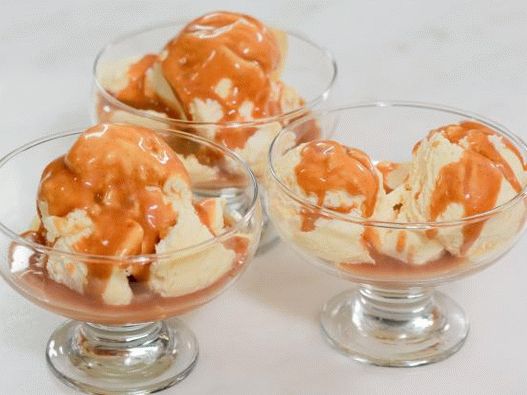 Photo Passion fruit ice cream with rum-vanilla caramel sauce