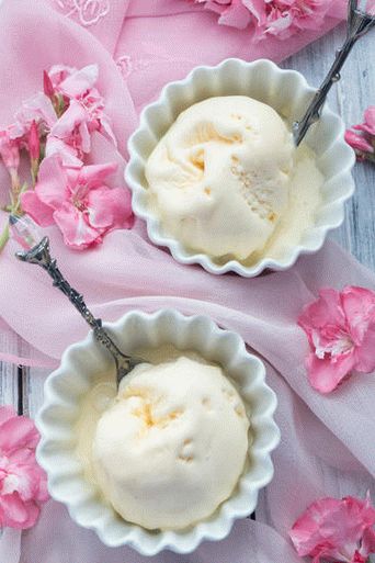 Photo Ice cream from yolks and whipped cream