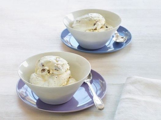 Photo Ice cream with rum raisins and pecans