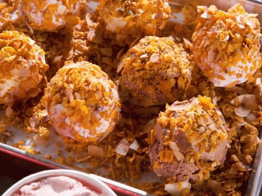 Photo Ice cream in crispy cereal with fried crumpets