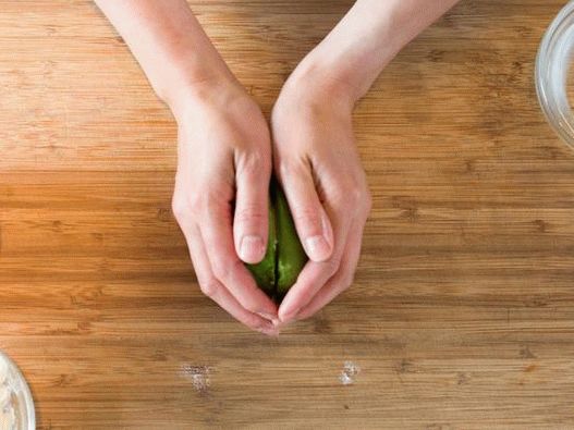 Combine the avocado with the curd filling inside.