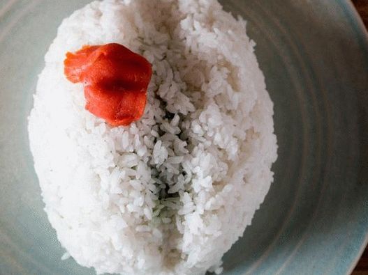 Wrap the base with salmon in the form of convolutions