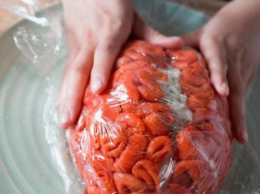 Press the salmon with a foil to condense and squeeze slightly
