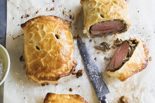 Photo Meat in a pot of bread