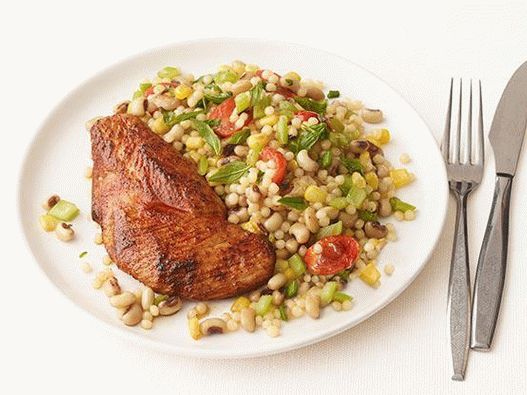 Photo Natural turkey cutlets marinated in chili with black eye beans