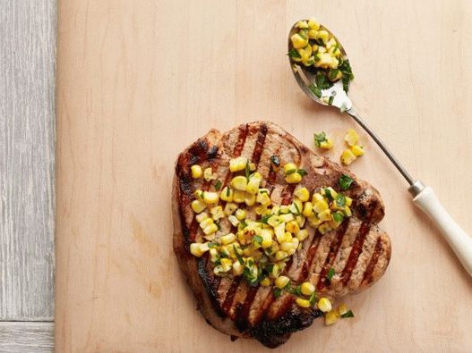 Photo Natural pork cutlets marinated in yogurt with corn appetizer