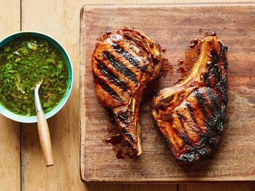 Photo Natural grilled pork cutlets with baked garlic gremolata