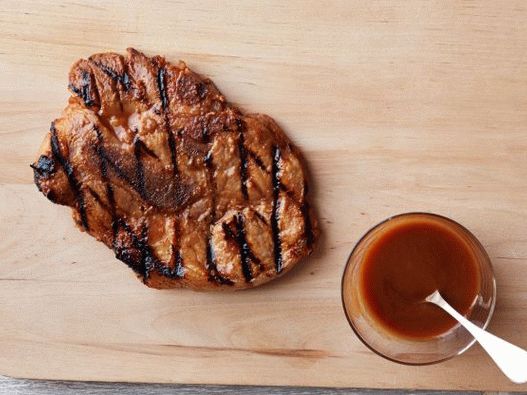Photo Natural pork cutlets on the bone with Hoisin sauce and five spice seasoning