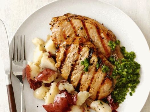 Photo Natural pork cutlets with mashed potatoes and chimichurri sauce