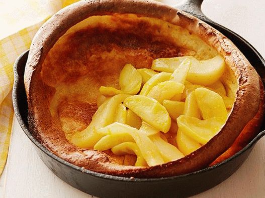 Photo German pancakes in the oven with pears in syrup