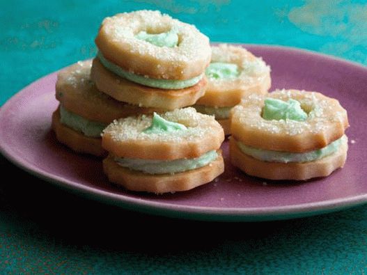 Photo Delicate festive sandwich cookies with mint layer
