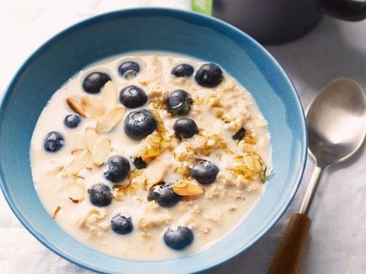 Photo Night oatmeal: Blueberry-almond oatmeal porridge without cooking