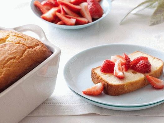 Orange Pound Cupcake with Ricotta and Strawberries