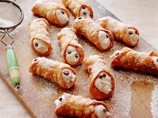 Cannoli rolls with ricotta and chocolate chips at home