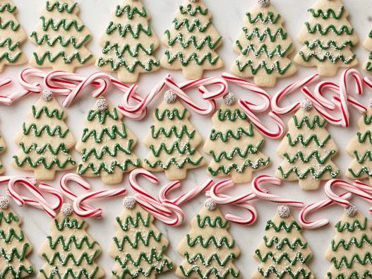 Photo Christmas tree made from mint cookies with icing