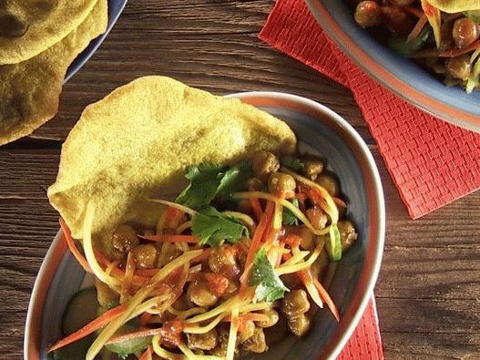 Photo Chickpeas with Carrot Salad on Tortillas